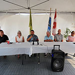 Le chef Jeremy Fourhorns, la ministre Hajdu, le chef Michael Starr, Tim Green, Nathan Friesen et Sheldon Poitras, sont tous assis à une table.