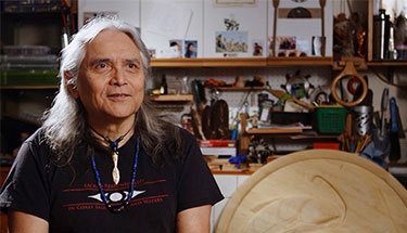 L'artiste autochtone Xwalacktun (Rick Harry) : sculpture, culture et raison d'être