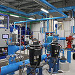 Une salle technique de l'usine de traitement de l'eau avec différents tuyaux.
