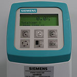 Un transmetteur de débitmètre électromagnétique Siemens utilisé pour surveiller le débit d'eau tout au long du processus de traitement.