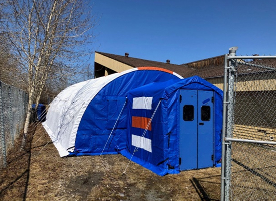Photo d'un vestibule d'une structure de santé mobile.